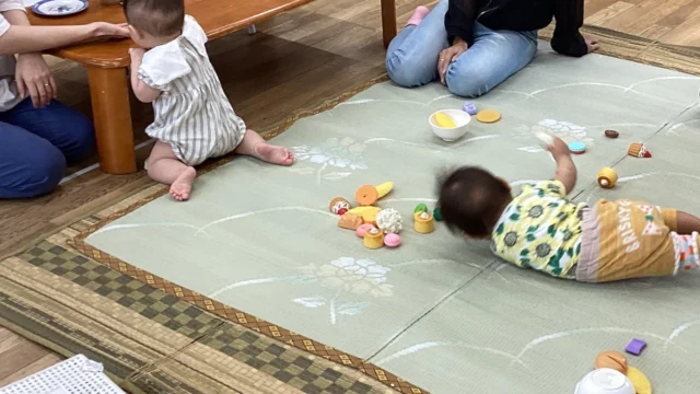 今年度初となる
可愛いお客様が来ました♡

ままごとの玩具や
カゴ周りに興味津々♪
ドリンクを飲みながら

いろんなお話をして
ゆっくりのーんびり♪

一緒に過ごしていると
お互いを認識し始めて
タッチする姿も見られました♡

かわいいぃ～♡♡

写真にはありませんが
こいのぼりの足型製作も
行いました🎏

毎週水曜日と金曜日
子育て支援を行っています。

#松島こども園
#那覇市こども園
#那覇市子育て支援