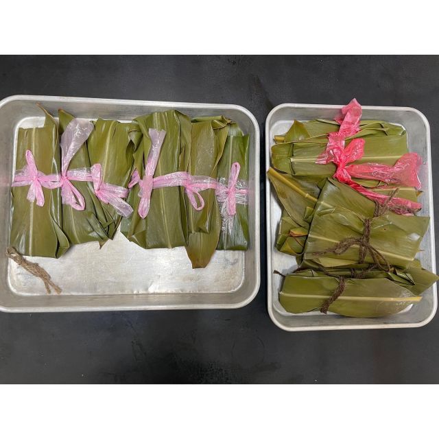 、
こんにちは、みやびハウスです♪

1月18日は、ムーチーの日ですね！
なので、園では初めてムーチー作りを行い、
あひる組さんも参加しました(^^)

こねたり、丸めたり、葉っぱに乗せて包むなどの
作業に興味を持ち、積極的に作っていました☆

沖縄の伝統の食べ物を知るきっかけにもなり、
貴重な経験になったと思います😊

#保育園　#ムーチー作り