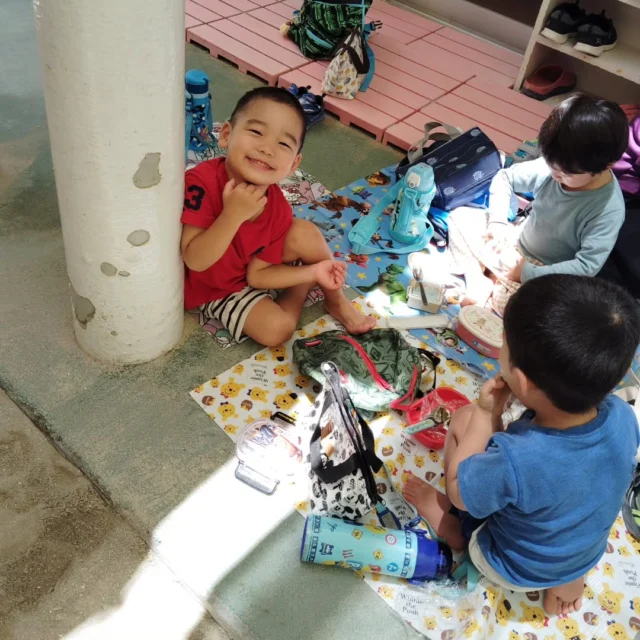 ☆うみ組お弁当会☆
今日は月に一度のお弁当会でした♫
うみ組さんは公園で遊んだ後、園庭でお弁当を食べています(^o^)