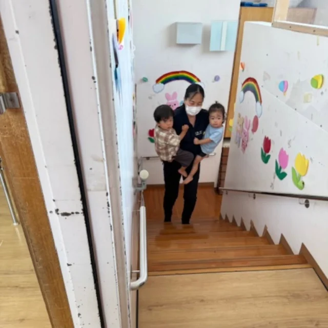 本日は毎月に一度行われる避難訓練がありました！
大きなジリジリなるサイレンに泣く子もいなく、冠水を想定とした避難訓練を行いました！

避難訓練の後は、3歳児と4歳児のクラスは新しい粘土を使い粘土遊びを楽しんでいます！(^o^)

#保育園 #みやび認定こども園 #こども園 #避難訓練#梅雨　#冠水