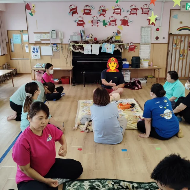 本日は、こども園に通う子の救急救命士の保護者に園に来て頂き、1時間ほど、講師になってくださり、どのように心臓マッサージをするのか、未就学児でも乳児と幼児での違いもあるとのことで、たくさんのことを学ぶことができました。

また、最後の方では、懇談のような形で、園でこういうトラブルが起きたらどうしたらいいのか? もし子どもが頭をぶつけたら、もし熱中症になったら、など、保育士が聞きたいことにも丁寧に教えてくださりました。

お休みの中保護者のお二方には大変お世話になりました。大切なことを学べたので、これからの保育にもつなげていきます。

#こども園 #保育園 #みやび認定こども園 #みやび福祉会 #救急救命 #職員研修 #保育士 #土曜保育 #社会法人