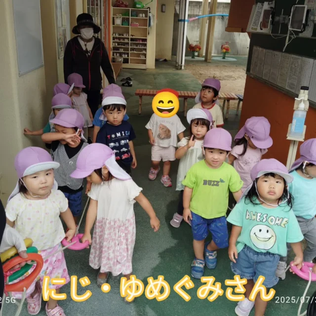 今日は、園周辺をおさんぽに行きました♡
セミの声に反応していた子どもたちです(*^_^*)

#社会福祉法人法人
#みやび認定こども園 
#雅福祉会
#おさんぽ
#２歳児
#セミ
#楽しい
#わくわく