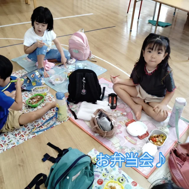 今日はお弁当会でした！
朝早くから、愛情たっぷりのお弁当作りありがとうございました😄
先日、菜園で収穫したモウイもツナとあえて美味しく頂きました✨

#みやび認定こども園 
#お弁当会
#モウイ
#愛情たっぷり弁当
