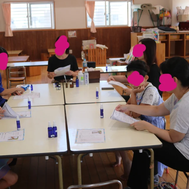 5月１７日（土）
「爽やか虫よけ　アロマミストづくり」

もう少しでジメジメとした梅雨の季節。
いや～な蚊も発生・・・
ジメジメとした時期にさわやかなミストで虫刺されから子どもも大人も守れたらいいですよね。
そこで１７日土曜日にまんたぐみ保護者のご協力で「虫よけミストづくり」をしました。好きな香りを選んで自分だけの虫よけミストが完成！！
楽しいひと時を過ごすことが出来ました。
　協力してくださった保護者の方、参加してくださった保護者の皆様、ありがとうございました。