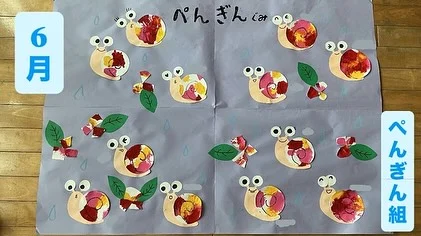 6月のペンギン組さん（1歳児）の様子です！
気温も30℃越える日が多く、安全面から室内で過ごすことが多かったです。
その中でも製作、マット遊び、感触遊び等を室内で楽しむことが出来ました☆
遊びを通して、保育士やお友だちとの関わりが増え、成長を感じる日々でした🐧
7月は暑さを確認しながら、水遊びなどの季節の遊びを楽しめるようにしていきたいです🍉❄️