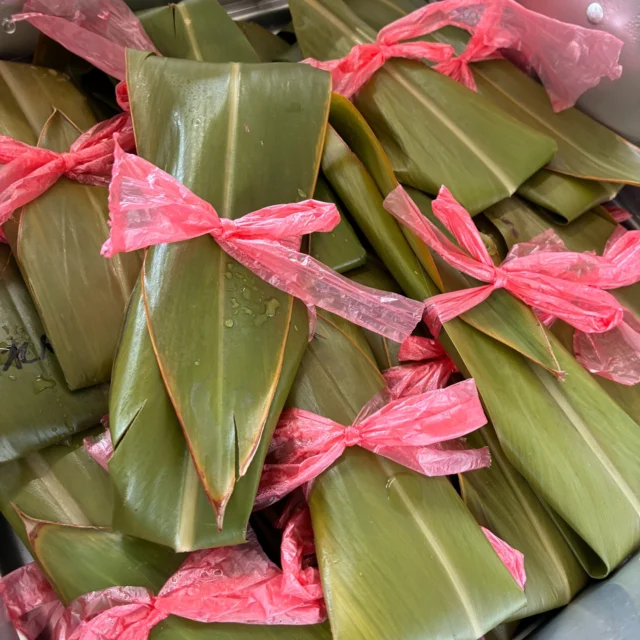 旧暦の１２月８日。４，５歳クラスの子どもたちとムーチー（鬼餅）作りをしました。鬼の伝説に由来するこの行事は、沖縄で厄払いと家族の無病息災を願う大切な年中行事です。粉を混ぜることろから初め、蒸し器から漂ってくる月桃のいい香りを体感することが出来ました。私たちの宝物である子どもたちと、ご家族の健康を願うひと時となりました。